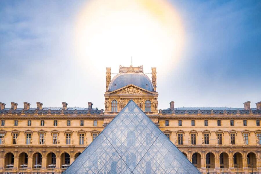 Mona Lisa & Treasures: 6-people Max Louvre Experience - Meeting your guide and entering through a separate entrance
