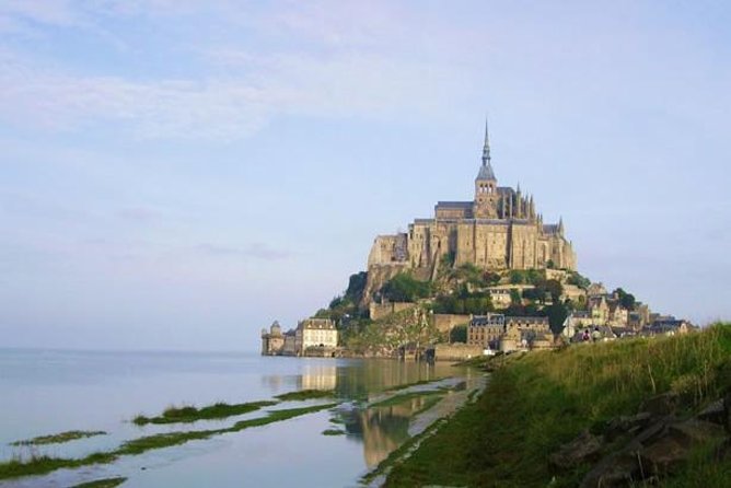 Mont Saint-Michel Day Trip from Bayeux (Shared tour) - Entering the village and climbing toward the abbey
