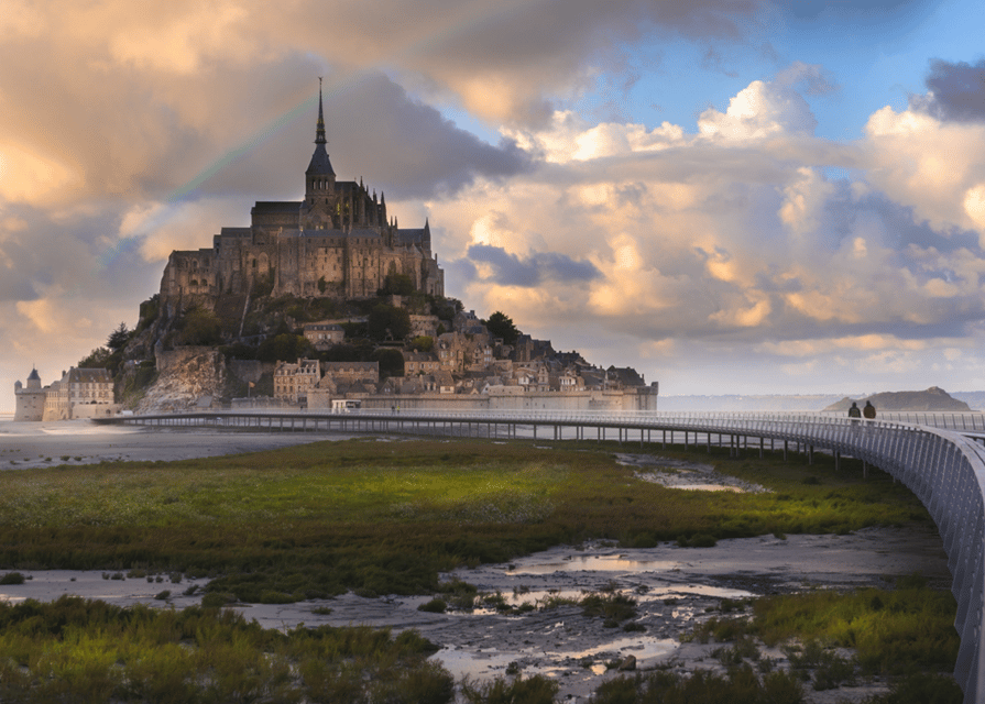 Mont-Saint-Michel: Private Guided Tour with Abbey Entrance - Climbing through the medieval streets