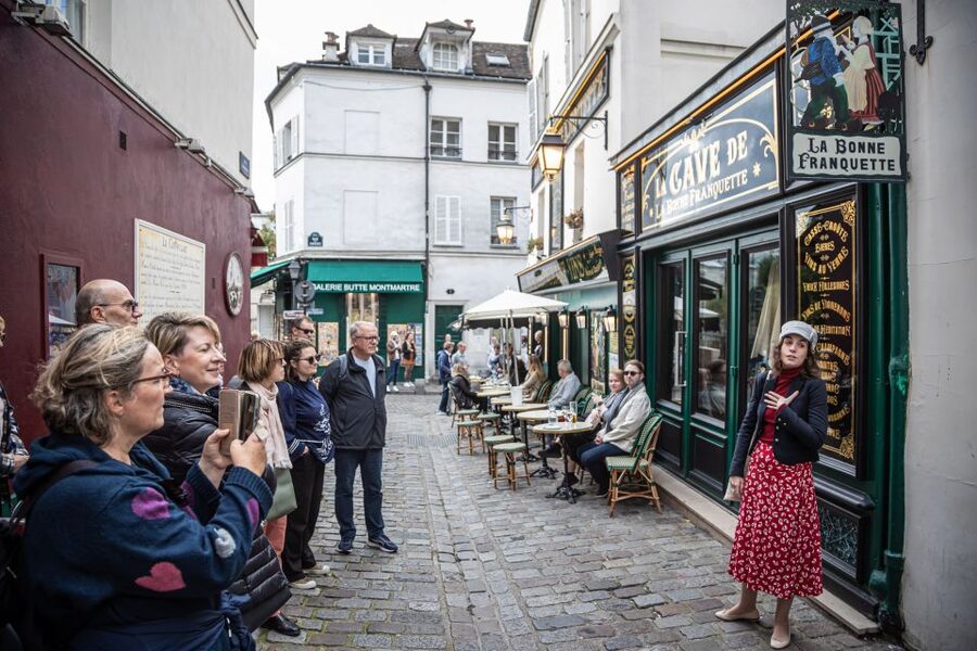 Montmartre en chansons: tour with a professional singer - Place du Tertre and the final climb to Sacré-Cœur