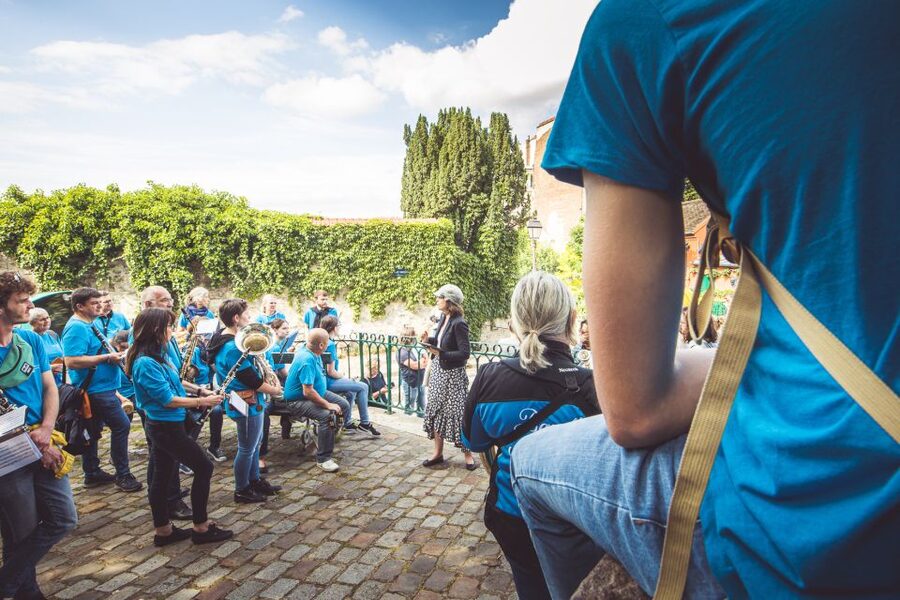 Montmartre en chansons: tour with a professional singer - Dalida’s home, statue, and the memory of a star
