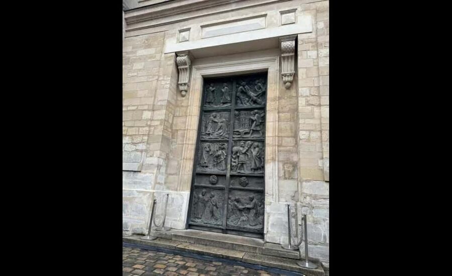 Montmartre for Art Lovers - Walking tour with Expert Guide - Le Passe-Muraille and Square Suzanne Buisson