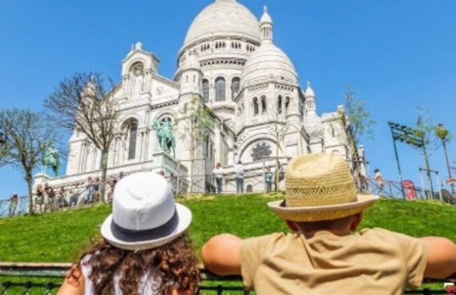Montmartre: Guided Tour for Kids and Families - Cabarets, vineyards, and the village side of Montmartre