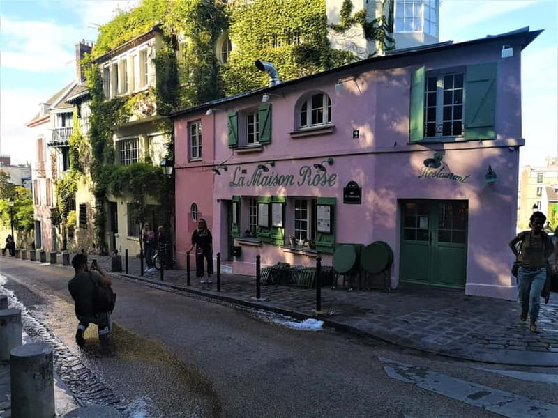 Montmartre : private family tour - Rue du Mont-Cenis and the village feel