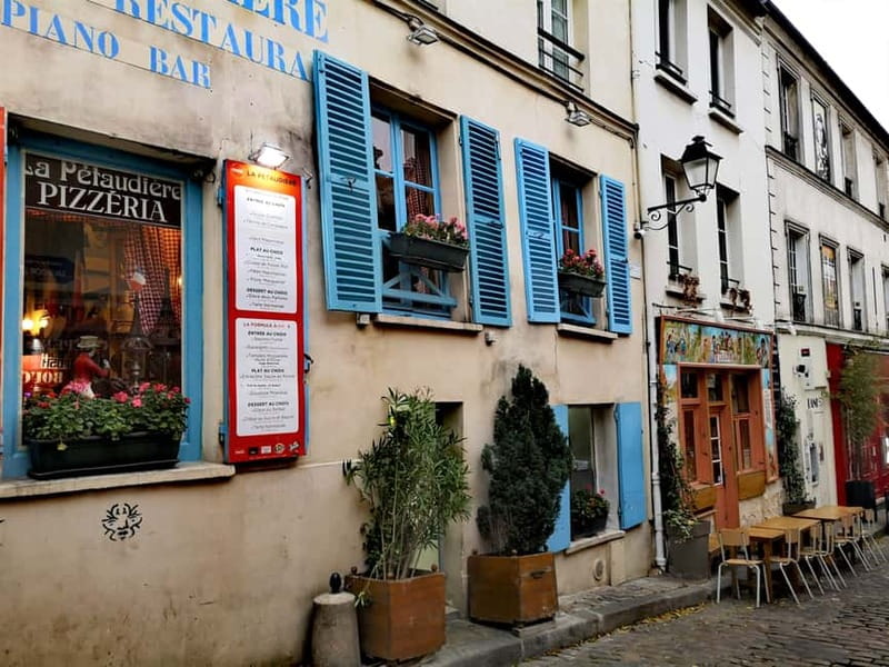 Montmartre : private family tour - Cafés, writers, and the old Montmartre