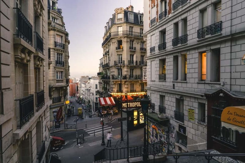Montmartre : private family tour - Place du Tertre and the artist quarter