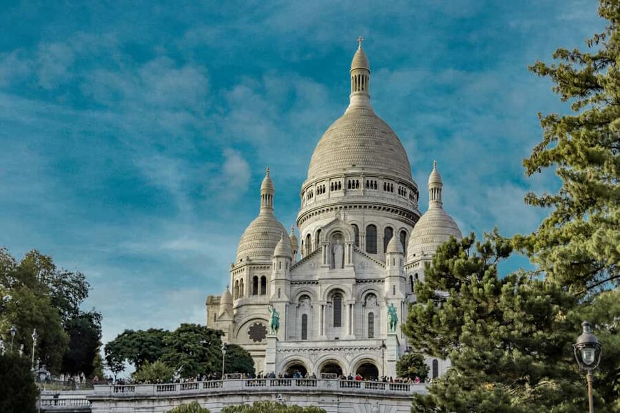 Montmartre : private family tour - Starting at Place Saint-Pierre and reaching Sacré-Cœur