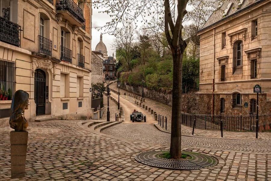 Montmartre Walking Tour with a Local Guide - The uphill route to Sacré-Cœur