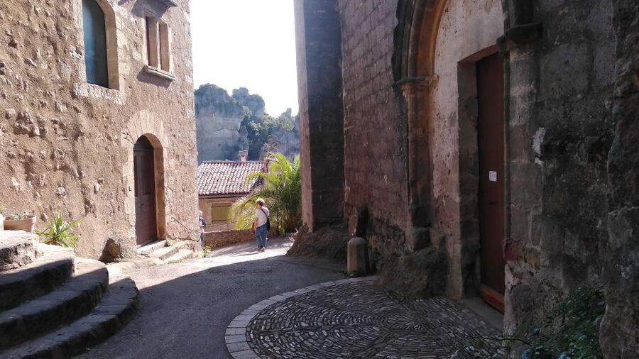 Montpellier: St. Guilhem le Désert and Moureze Day-Trip - Walking, clothing, and practical comfort