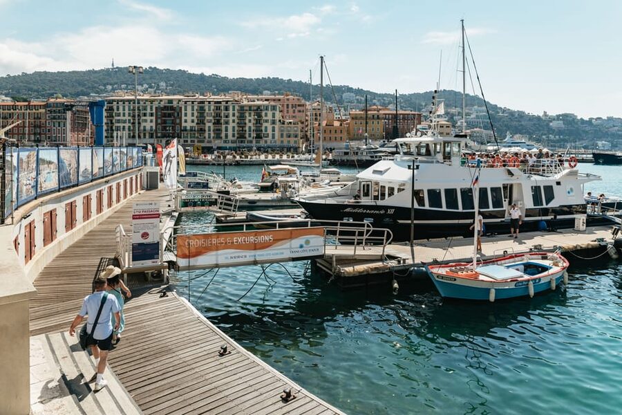 Nice: 1-Hour Sightseeing Cruise to Villefranche Bay - What the boat and crew add to the trip