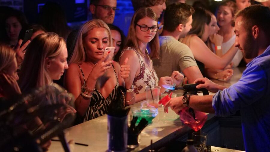 Nice: 4 Bar, 1 Club Riviera Bar Crawl Party with Free Shots - Key points at a glance