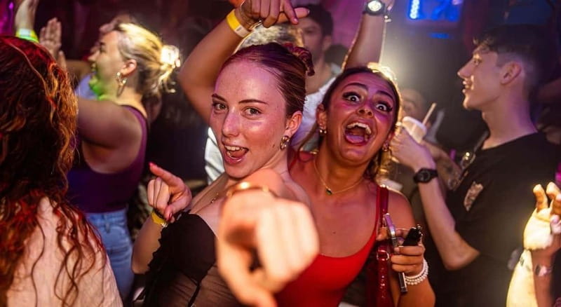 Nice: Bar/Pub Crawl with Free Shots and VIP Entry - The group size and social side