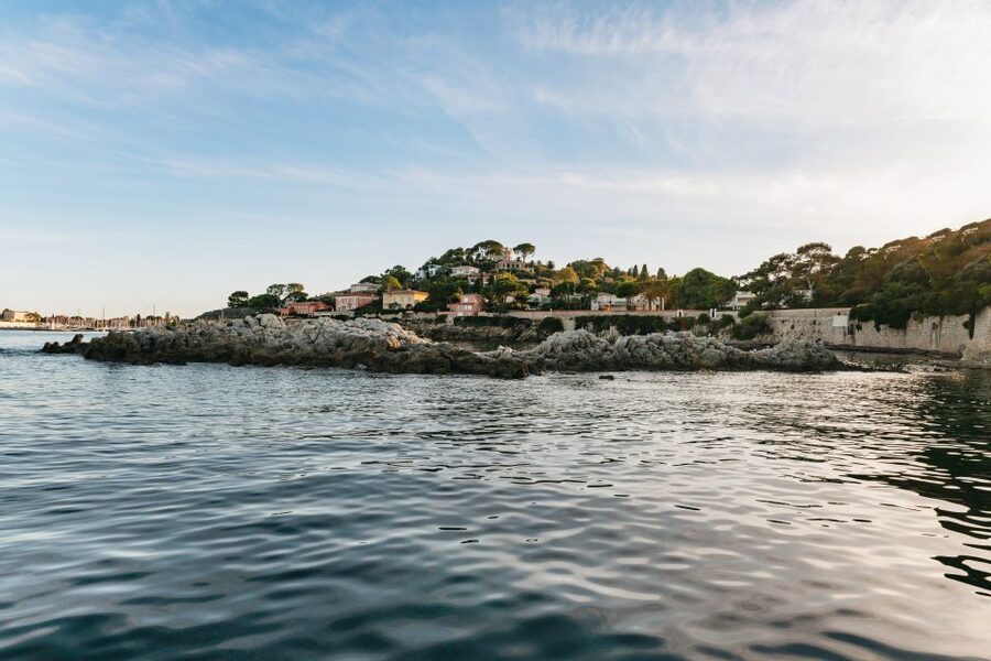 Nice: Private Sunset Tour on Solar Powered Boat - Hotels, yachts, and the Villa David Niven anchorage