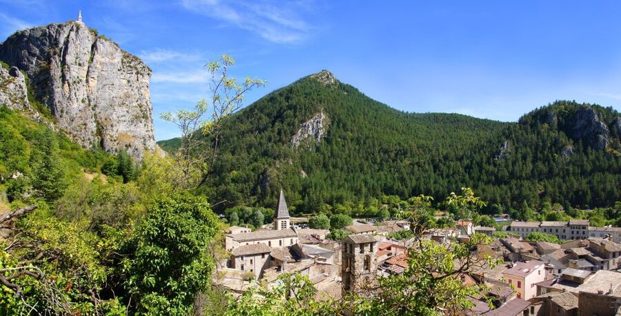 Nice: The Gorges du Verdon and Ste Croix Lake Full-Day Tour - Moustiers-Sainte-Marie and its pottery tradition