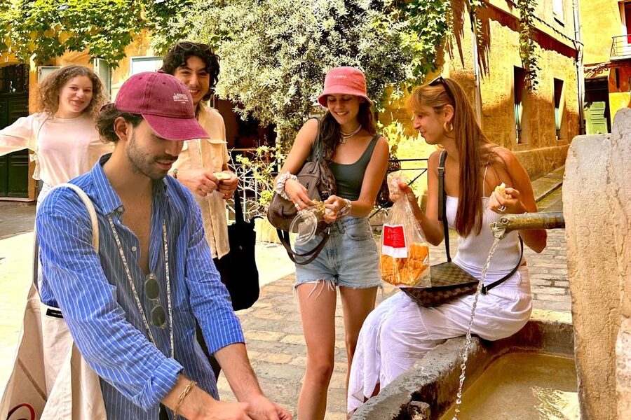 NO DIET CLUB - Unique local food tour in Aix en Provence - Walking through the old center