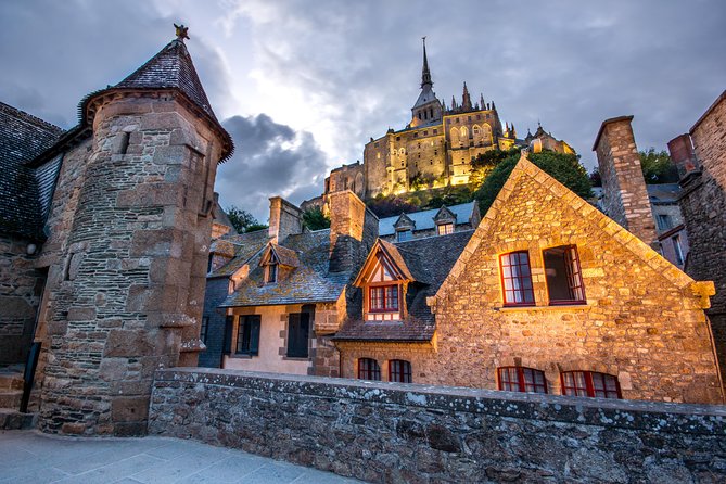 Normandy - Mont Saint-Michel Full Day Tour from Bayeux - Approaching the mount and handling the arrival