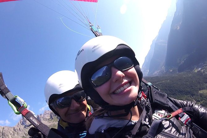 paragliding discovery flight - Landing in the valley and returning to the meeting point