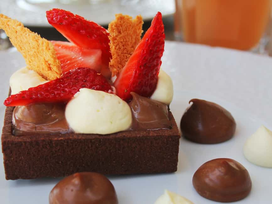 Paris: 1-Hour Sightseeing Cruise and 3-Course Bistro Dinner - What comes on the three-course menu?