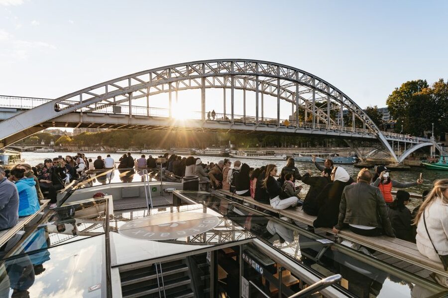 Paris: 1-Hour Sightseeing Cruise and 3-Course Bistro Dinner - The strongest timing: sunset and the Eiffel Tower sparkle