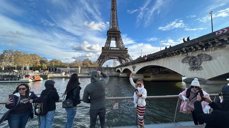 Paris: 1-Hour Sightseeing Cruise and 3-Course Bistro Dinner - Should you eat first or cruise first?