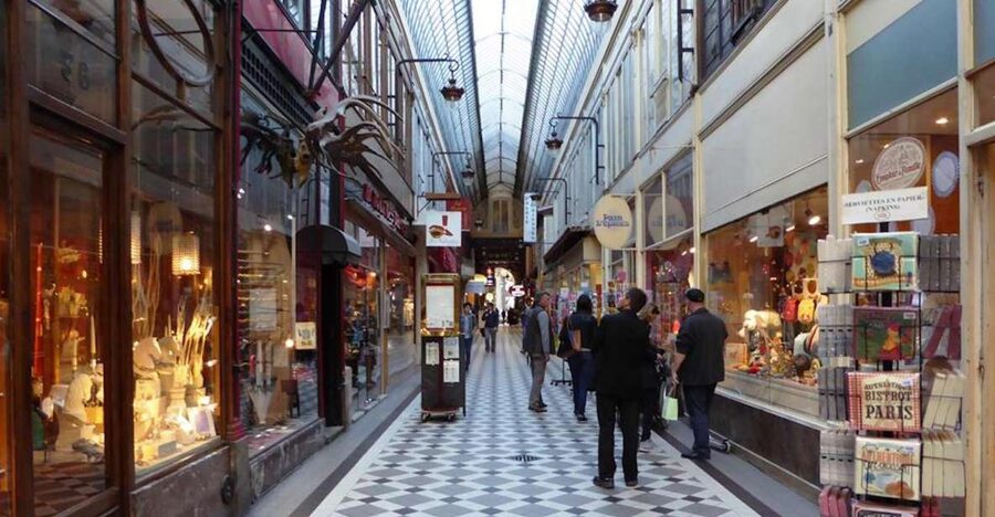 Paris: 2-Hour Passages Private City Tour in German - Passage Verdeau and the first change of pace