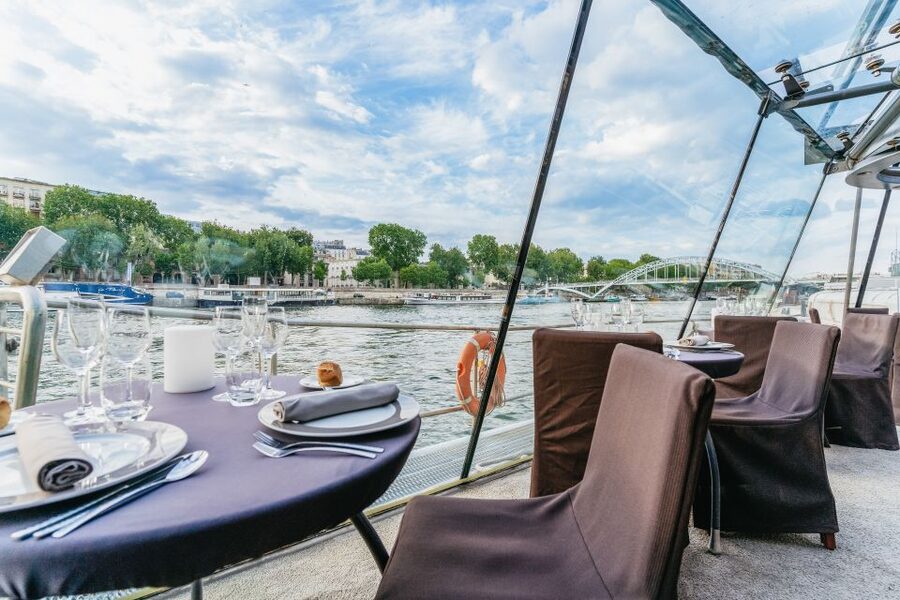 Paris: 3-Course-Dinner Cruise on the Seine with live music - What dinner is like on board