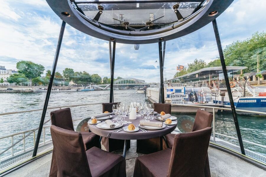 Paris: 3-Course-Dinner Cruise on the Seine with live music - Leaving the Eiffel Tower