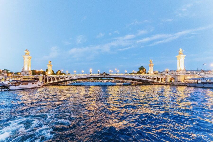 Paris: 3-Course-Dinner Cruise on the Seine with live music - Live music and service