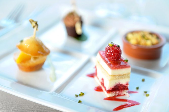 Paris 3-Course Gourmet Dinner and Sightseeing Seine River Cruise - The Eiffel Tower moment