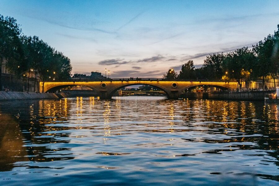 Paris : 3-Course Gourmet Dinner Cruise on Seine River - Choosing between the two departure times