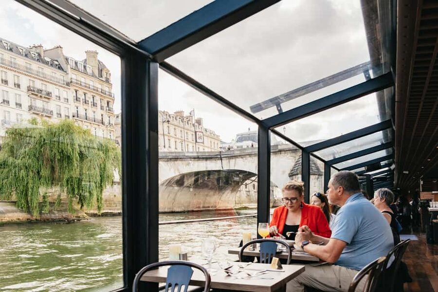 Paris : 3-Course Gourmet Dinner Cruise on Seine River - Service, music, and the mood onboard