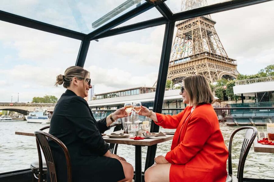 Paris : 3-Course Gourmet Dinner Cruise on Seine River - Who should book this Seine dinner cruise?