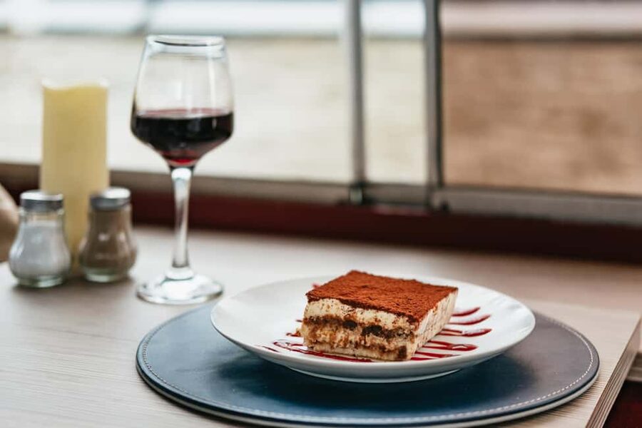Paris: 3-Course Italian Meal Seine Cruise - The atmosphere works for couples, families, and groups