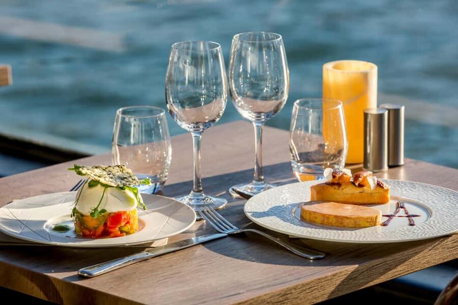 Paris: 3-Course Lunch Cruise on the River Seine - Choosing the main course