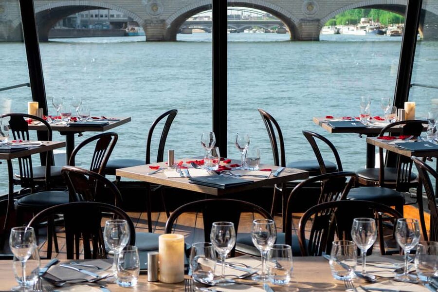Paris: 3-Course Lunch Cruise on the River Seine - Service, pace, and atmosphere