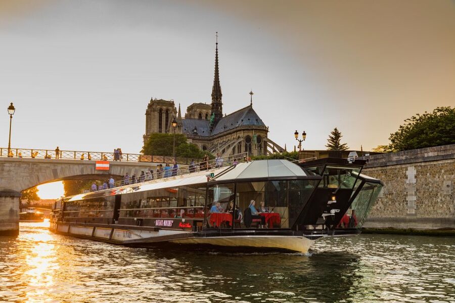 Paris: 4-Course Dinner Cruise on Seine River with Live Music - Pont Alexandre III and the First Views