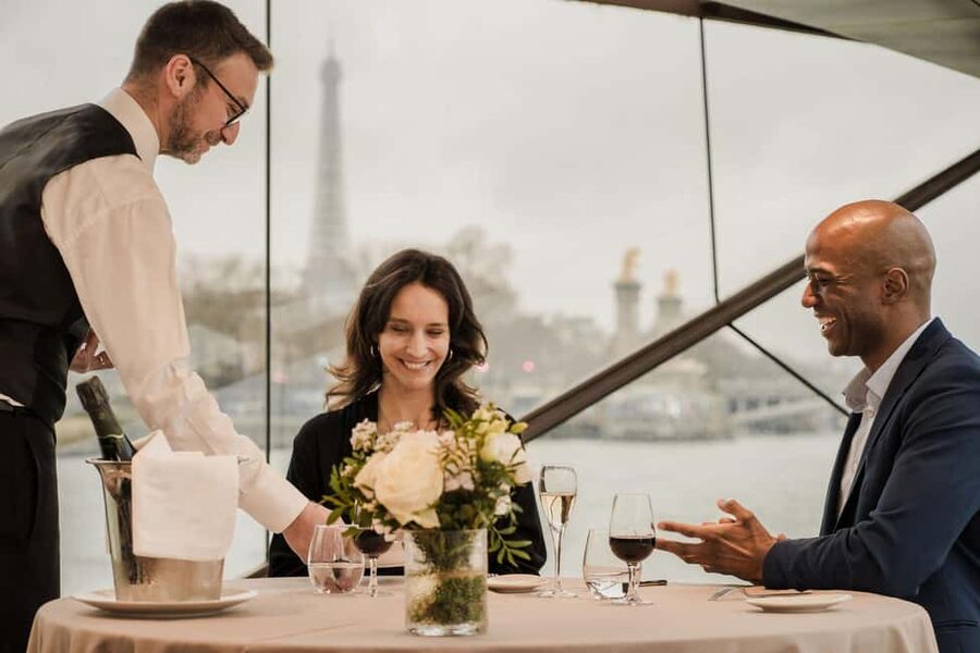 Paris: 4-Course Dinner Cruise on Seine River with Live Music - Île Saint-Louis, Notre Dame, and the Heart of Paris