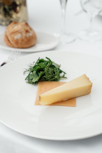 Paris: 4-Course Dinner Cruise on Seine River with Live Music - Live Piano and Violin Without a Concert Hall Feel