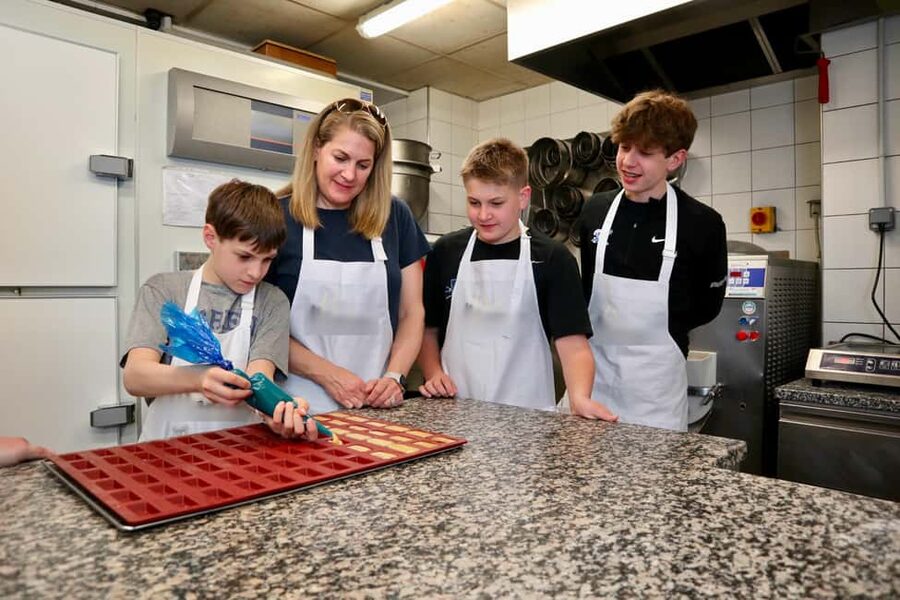 Paris: Baking Insider Experience with a Professional Baker - Why the eight-person limit matters