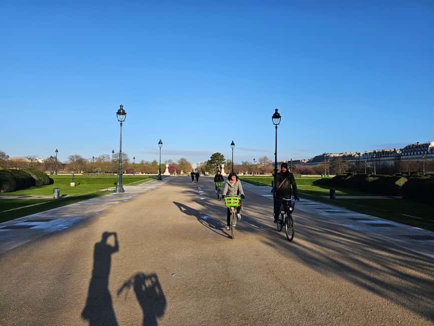 Paris Before the Crowds: Sunrise Bike Tour with Breakfast - Alexander III Bridge without the traffic jam