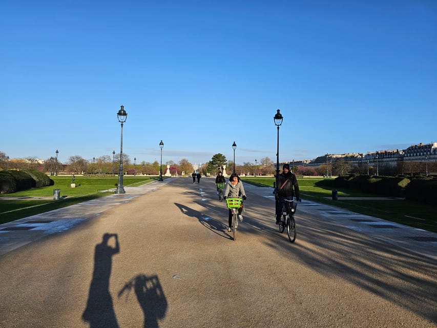 Paris Before the Crowds: Sunrise Bike Tour with Breakfast - Meeting the Eiffel Tower at dawn