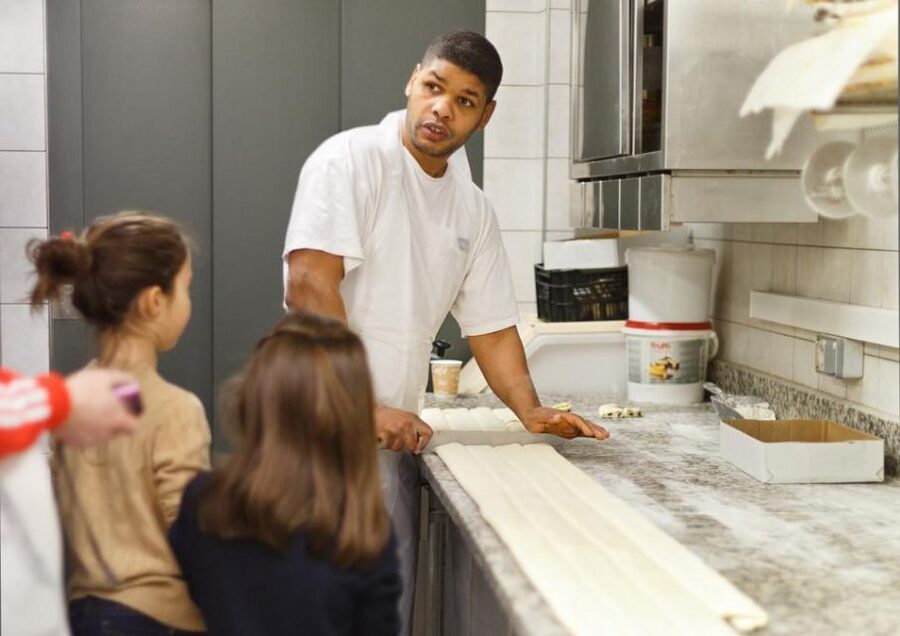 Paris: Behind the Scenes Bakery Tour with Breakfast - A guide can make or break the morning