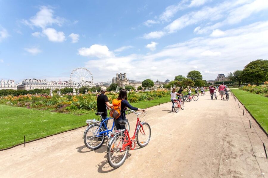 Paris Bike Tour: Eiffel Tower, Place de la Concorde & More - The Eiffel Tower stop and the views that matter