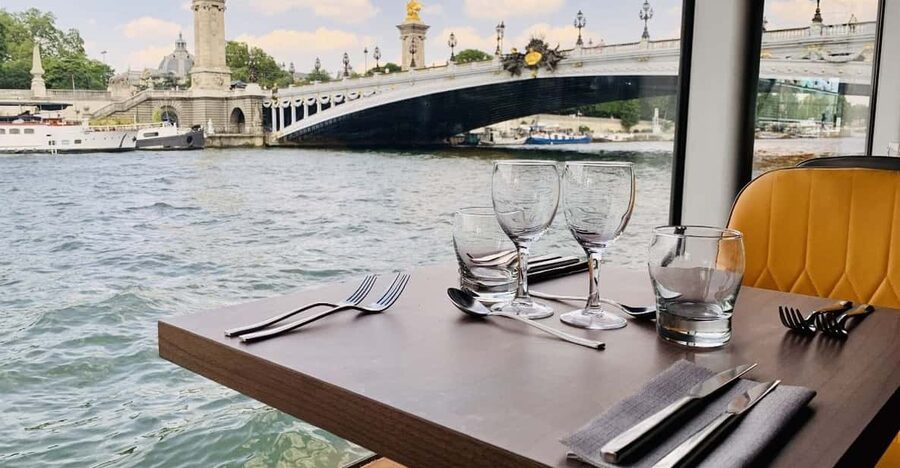 Paris : Bistronomic early dinner cruise - Starting beneath Alexandre III Bridge
