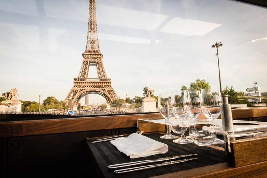 Paris: Bustronome Gourmet Dinner Tour - A restaurant bus departing from the Arc de Triomphe