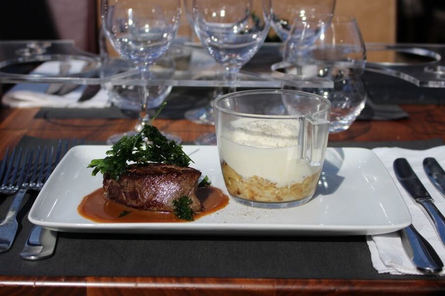 Paris: Bustronome Gourmet Lunch Tour on a Glass-Roof Bus - Service that makes the difference