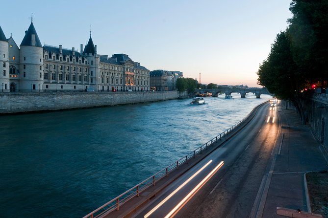 Paris by Night Walking Tour: Ghosts, Mysteries and Legends - The guides make a real difference