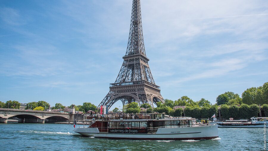 Paris: Champagne Tasting Cruise Departure from Eiffel Tower - Boarding the reserved bow section