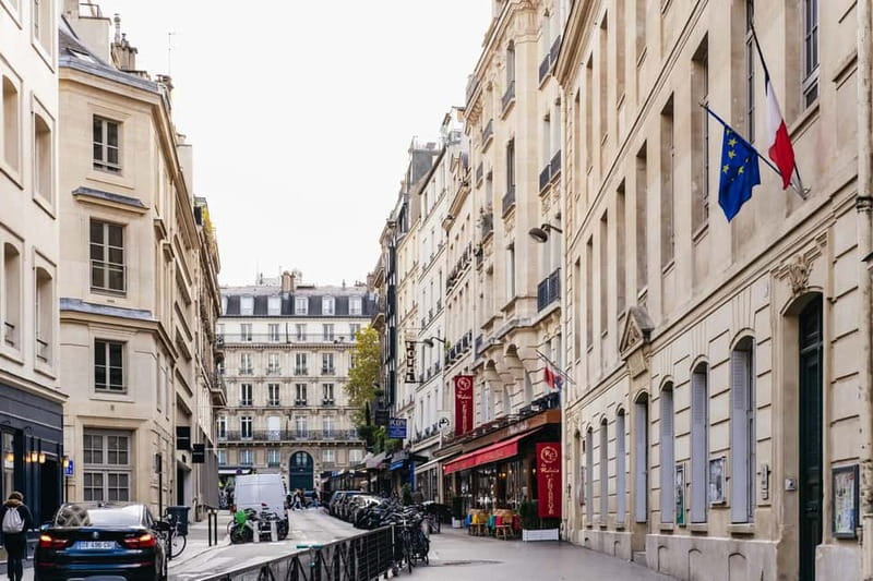 Paris: Chocolate & Patisserie Walking Tour with Tastings - The guides are a major part of the experience
