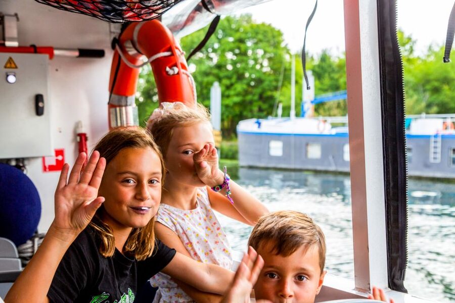 Paris: City and River Seine Tour on an Amphibious Bus - What the amphibious bus adds to a Paris sightseeing day